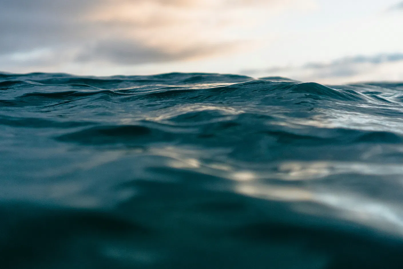 Aufgewühlte, dunkle Wasseroberfläche als Symbol für hochkochende Emotionen und die Notwendigkeit, in der Trennungsberatung die Wogen zu glätten.